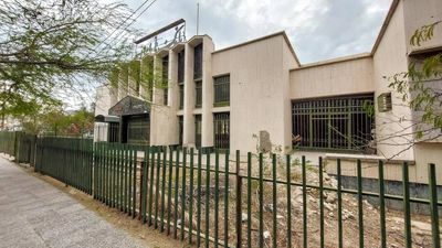 در محاقِ مدرنیته: مرثیه‌ای برای معماری مدرنیستی لار